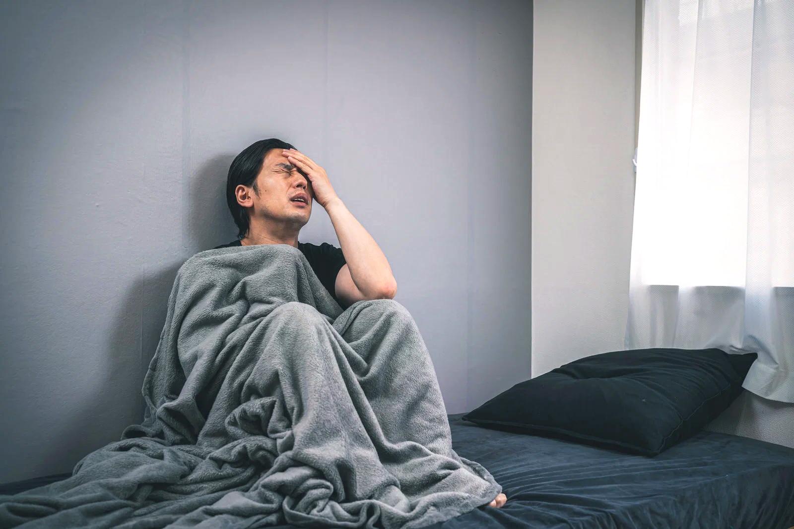 在宅ワークで悩みながら作業する人のイメージ
