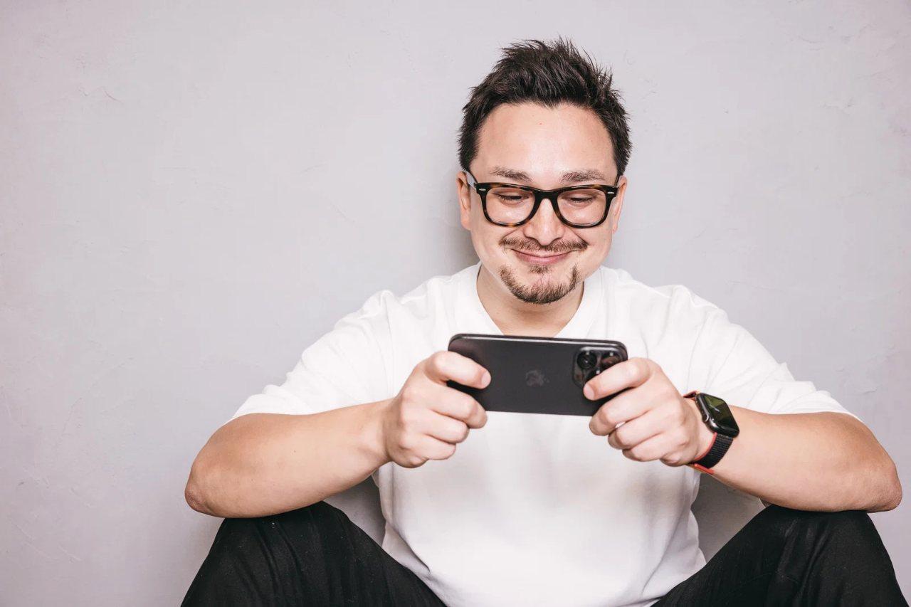 スマートフォンでアメブロの記事を書いている様子とアメーバのロゴ