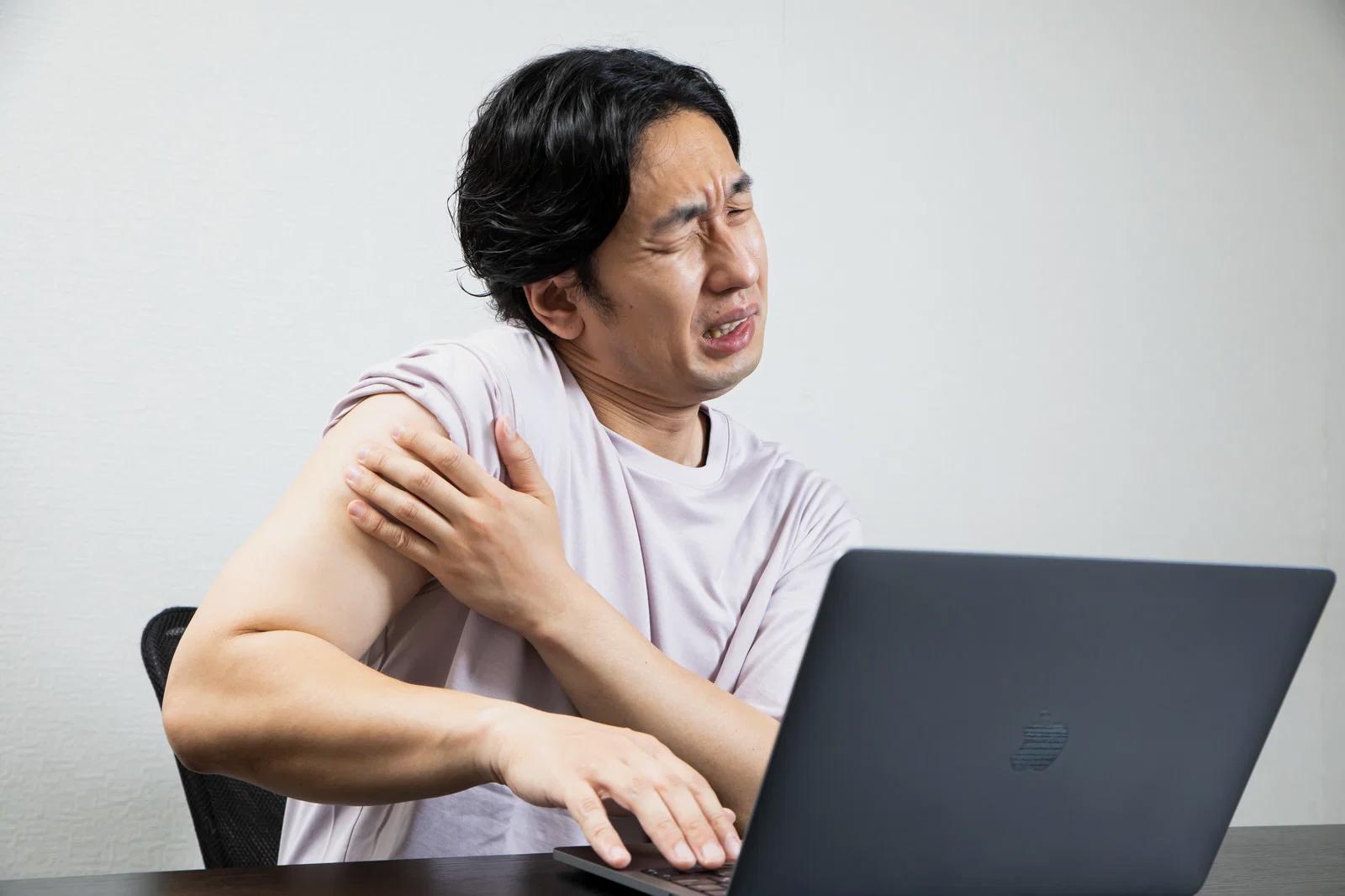 仕事と副業学習を両立するために計画を立てる様子