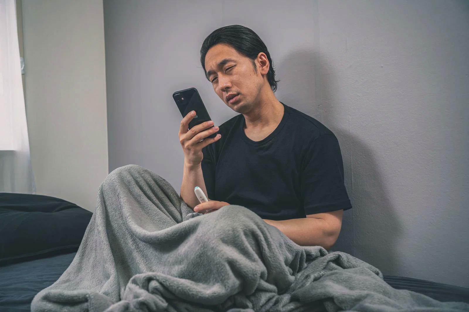配達予定を管理するためにスマホと時計を使うイメージ