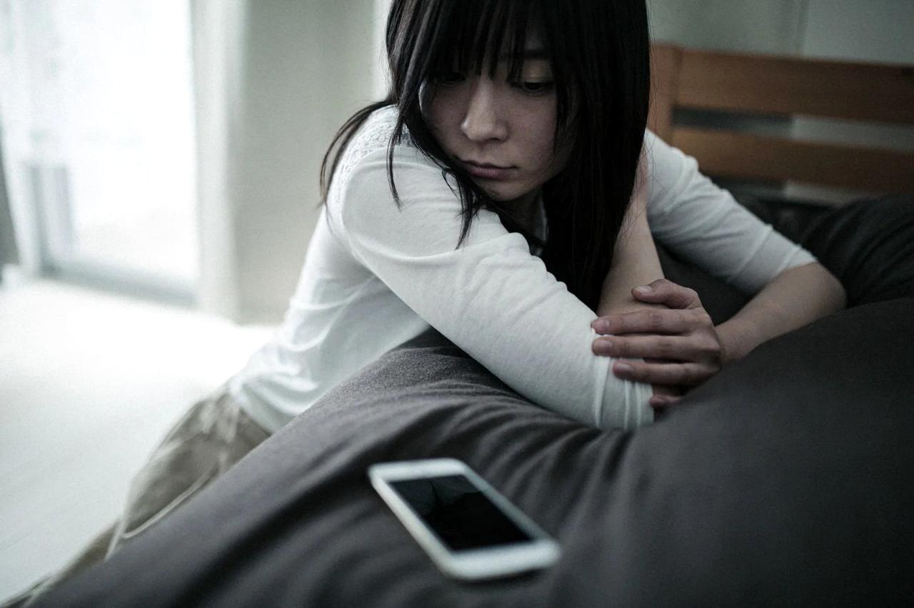 スマホを使ってプログラミング学習を始める初心者のイメージ