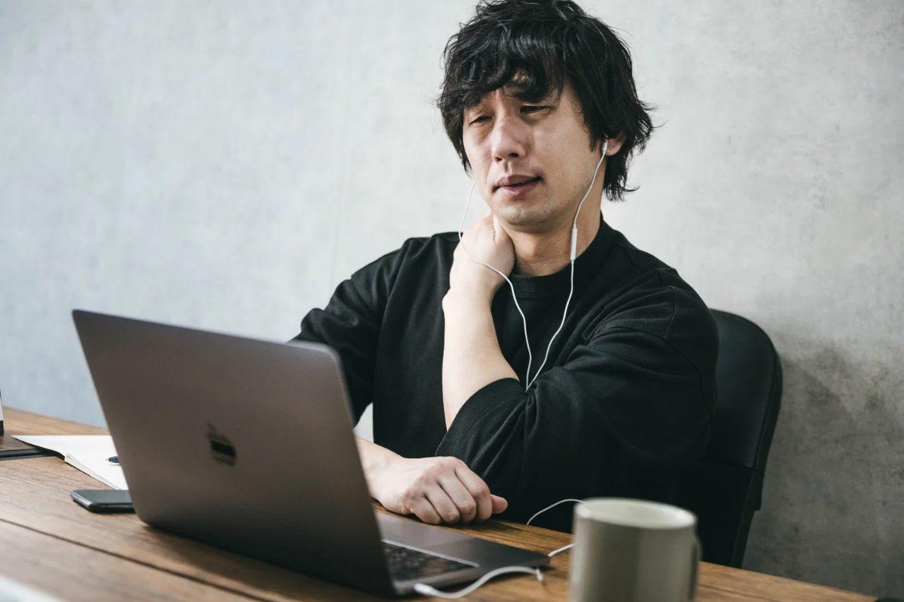 集中して在宅ワークに取り組むフリーランス