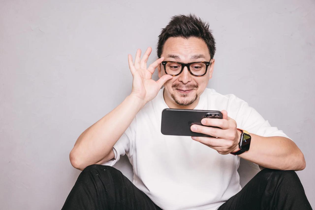 カフェでリラックスしながらスマホでガジェットレビューを書く様子