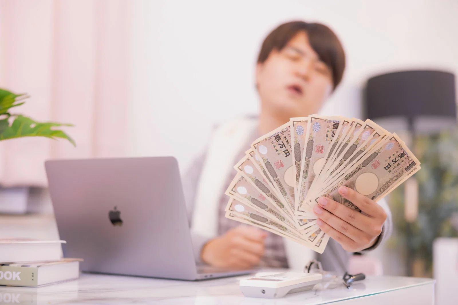 ブログ収益化の仕組みを確認するパソコン画面と資料