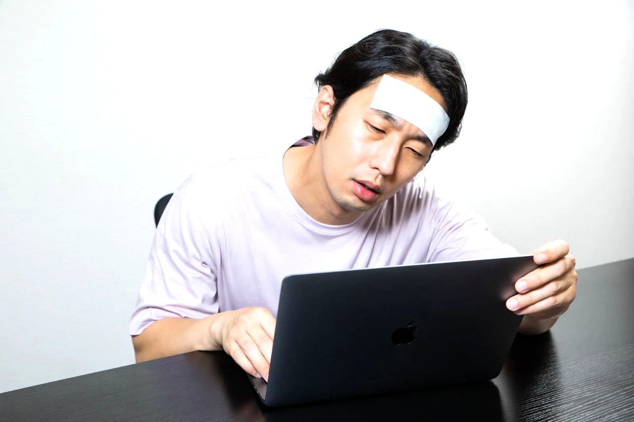 YouTube投稿計画を立てながら作業する在宅ワーカー