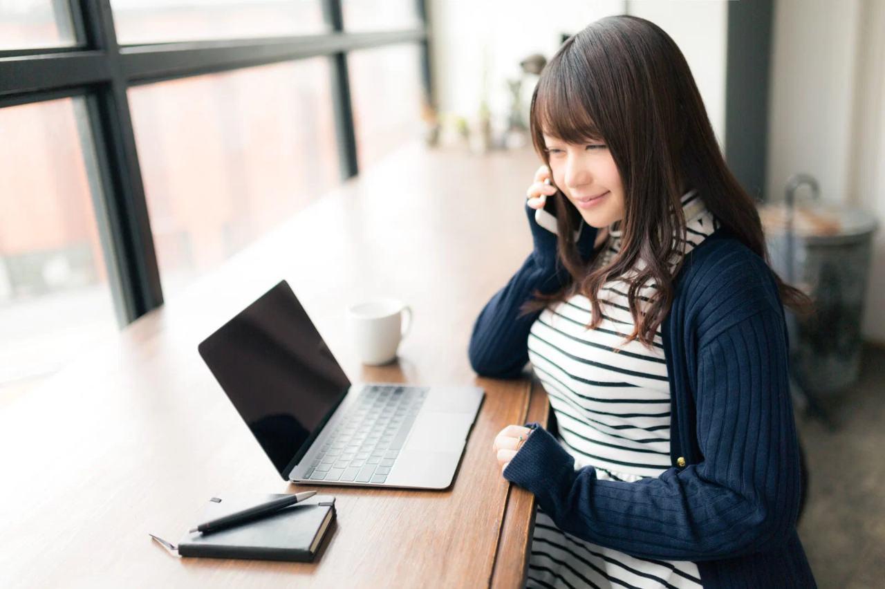 副業収入アップを目指してパソコン作業をする人物のイメージ
