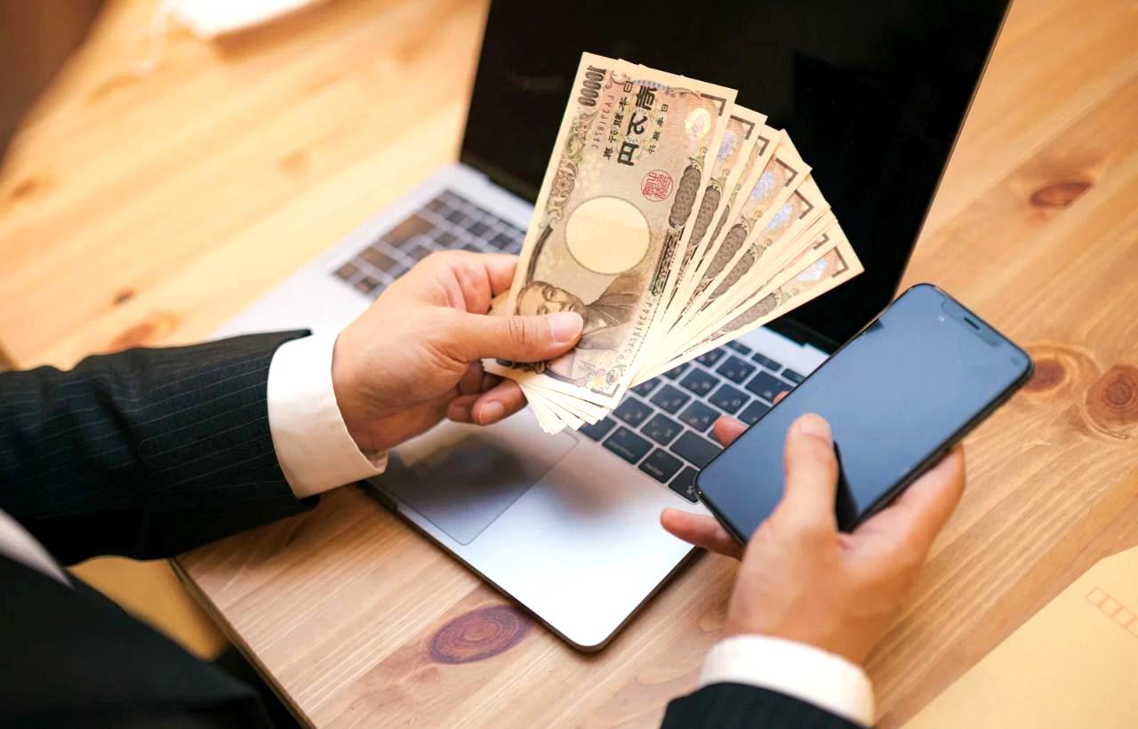 文字起こしの仕事を始めるためにパソコンで情報を確認する様子