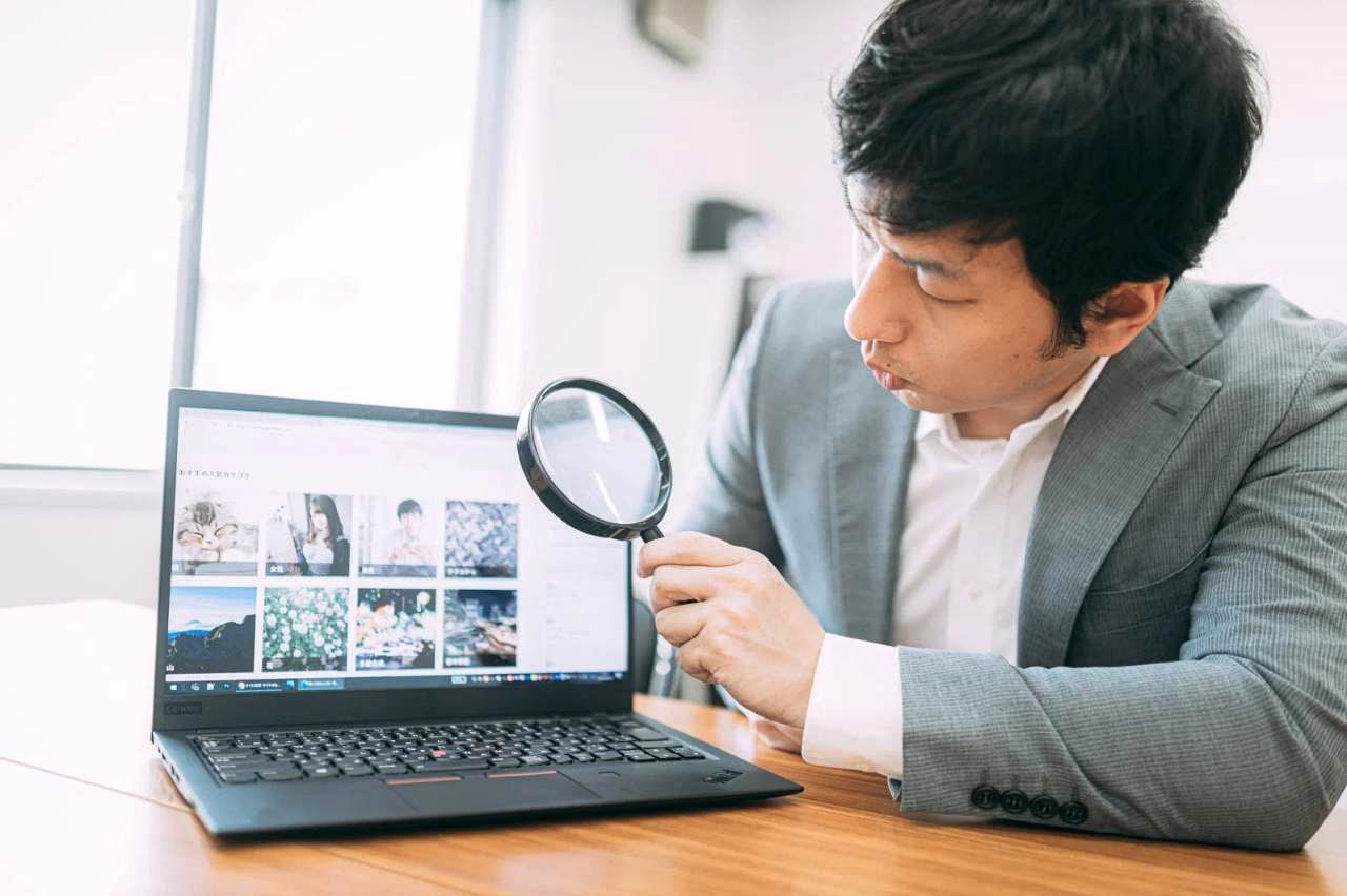パソコンでパチンコ収支データを分析する作業風景