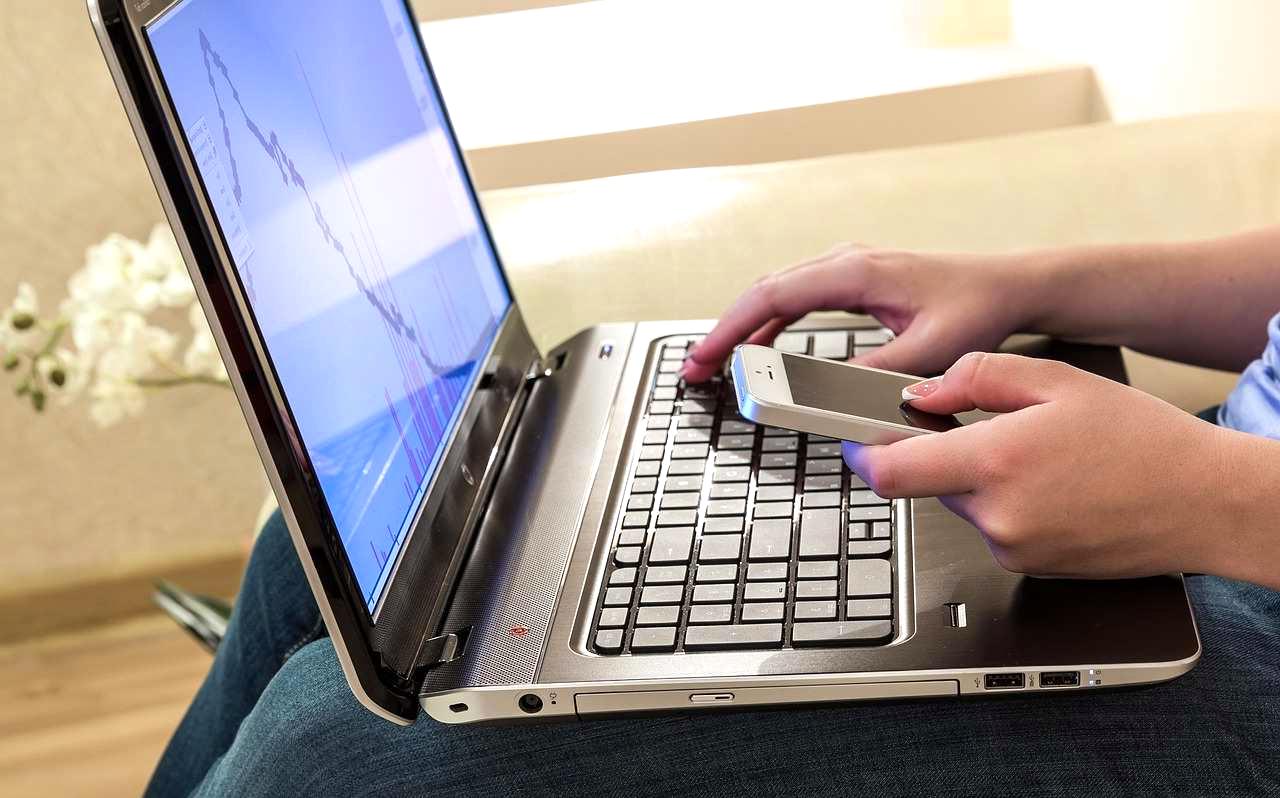 アクセス解析を見ながらブログの課題を整理するノートPC作業のイメージ