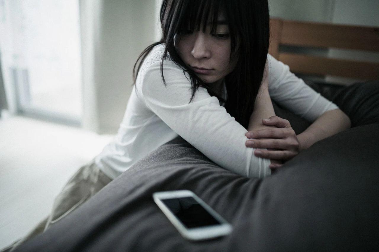 動画編集で悩みながらスマホを操作する初心者