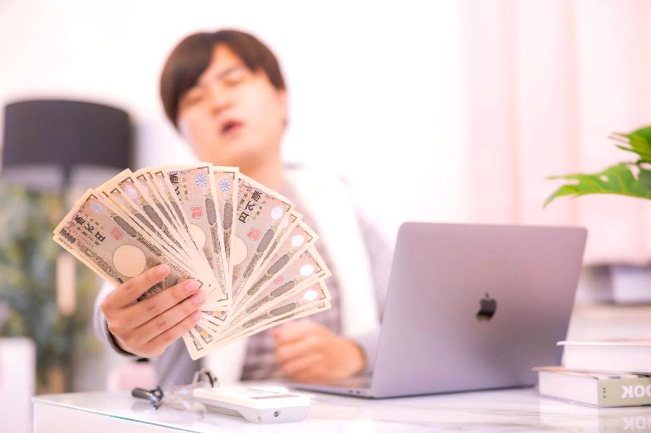 アフィリエイト運営に必要な経費項目を整理したデスク