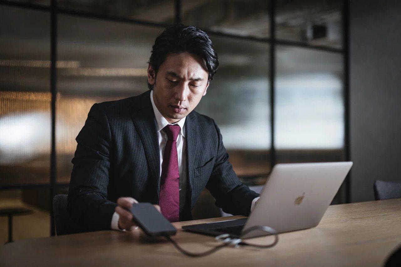 データ入力案件への応募文をパソコンで作成している作業風景