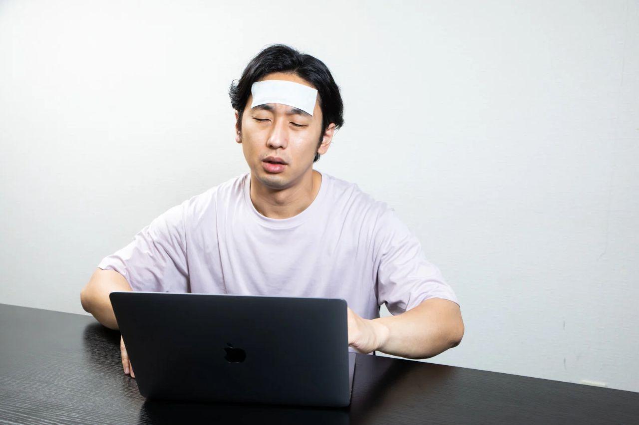 カレンダーと健康グッズを並べてスケジュールを計画しているデスク
