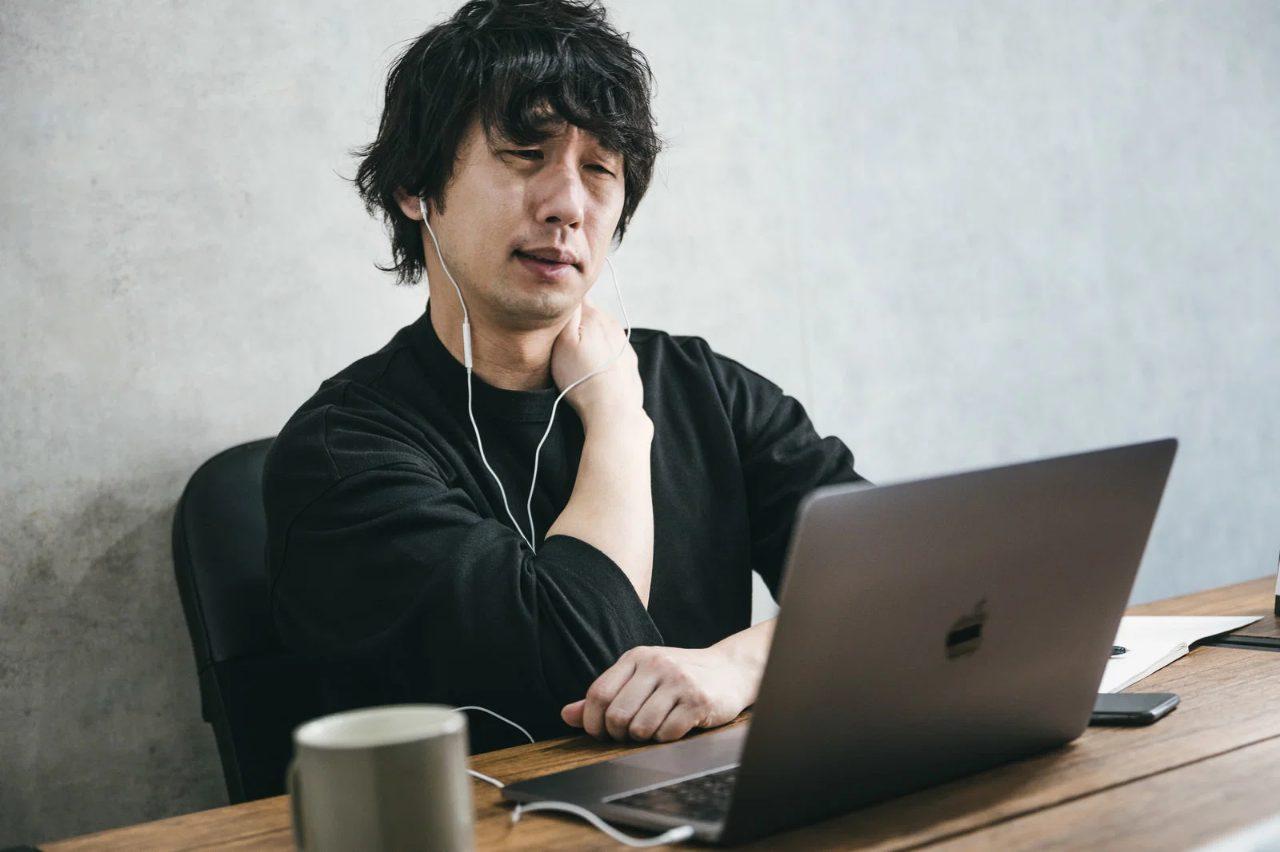 快適な在宅ワーク環境で作業する人物