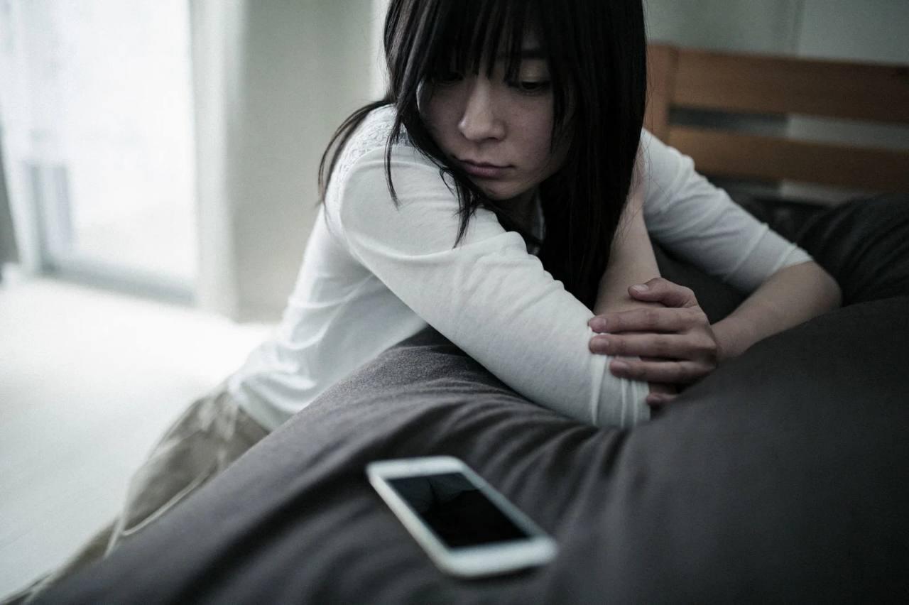 Instagramのアカウント削除と一時停止の違いを確認するスマートフォン