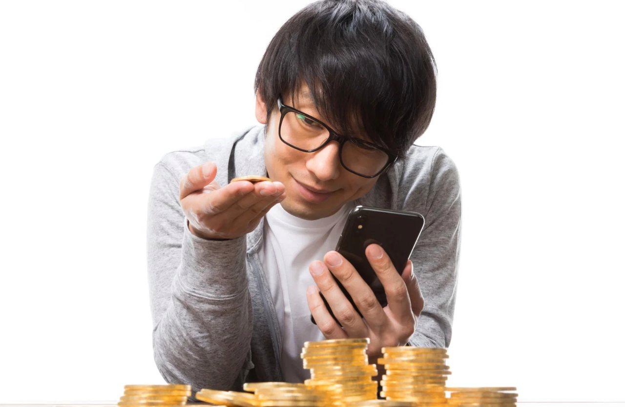 メルカリの梱包材を片付け、清々しい表情でパソコンを閉じる男性