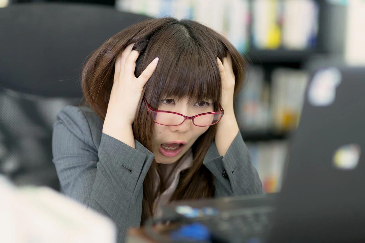 二つのクラウドソーシングサービスのロゴが並び、どちらを選ぶか悩む人の後ろ姿