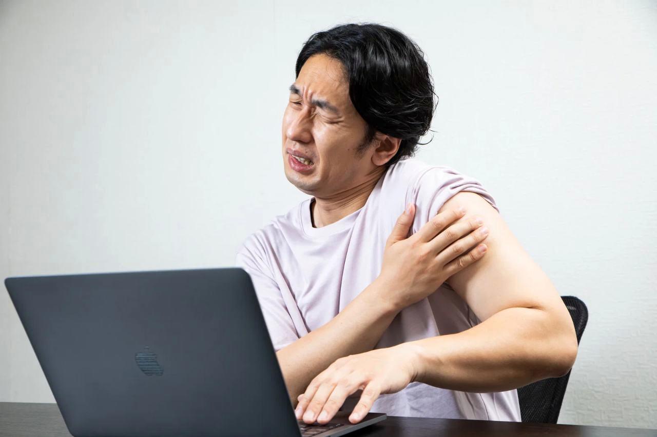 恋愛占いの知識を学習する在宅ワーカーのイメージ