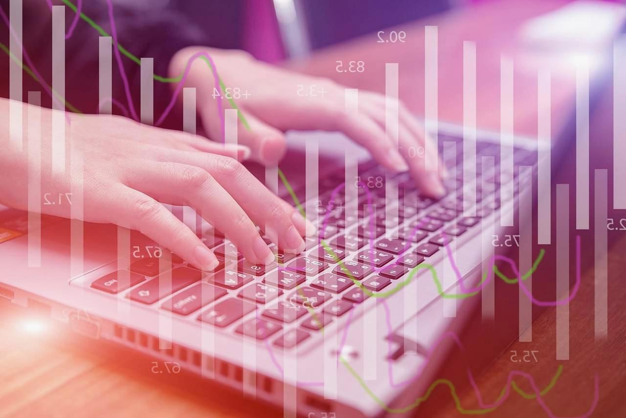 AIツールを活用しながらSEO記事を作成するパソコン作業