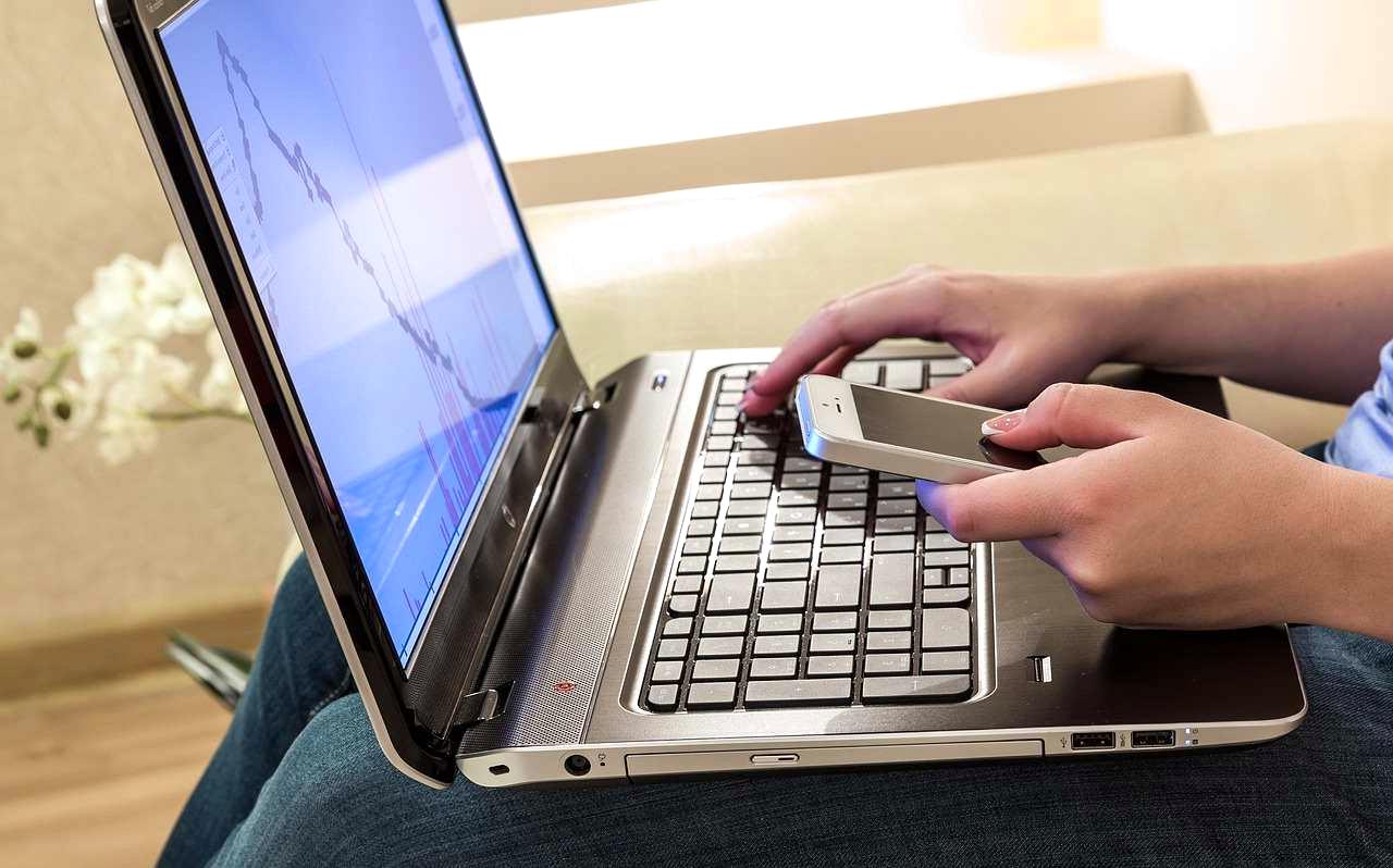 AIによって自動化されやすい投稿作成作業をパソコンで進めるイメージ