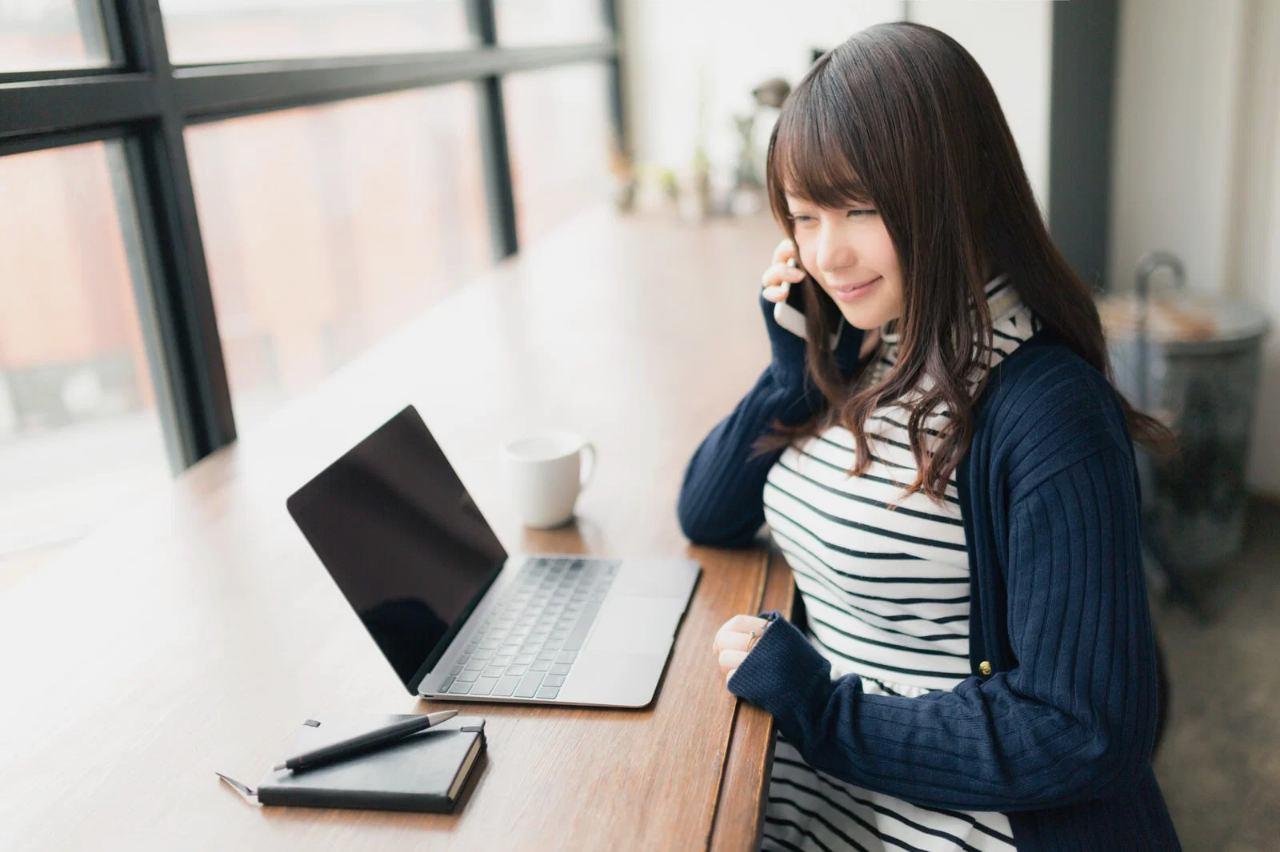 パソコンでWebデザインのキャリアを笑顔で築いているイメージ