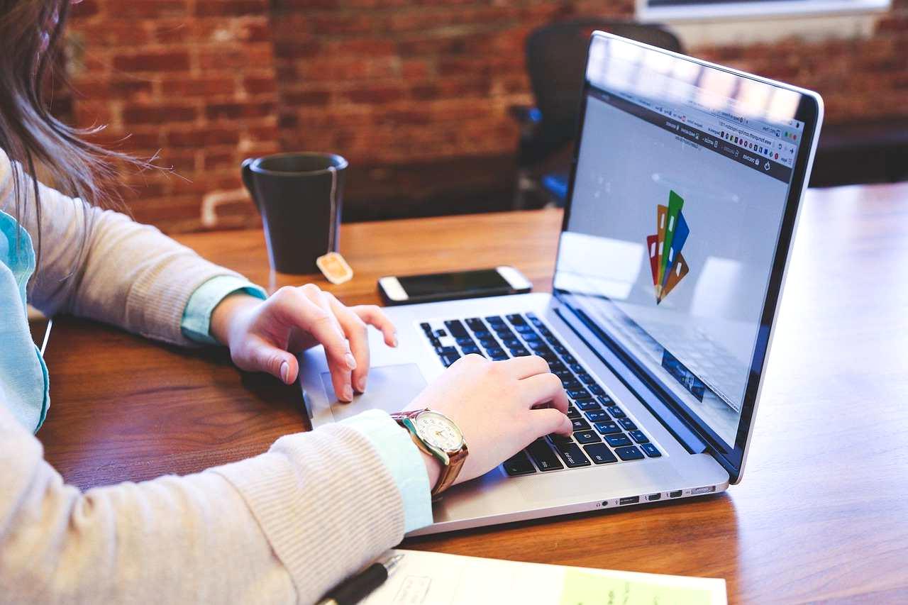 会社にバレないための対策をパソコンで入力する様子