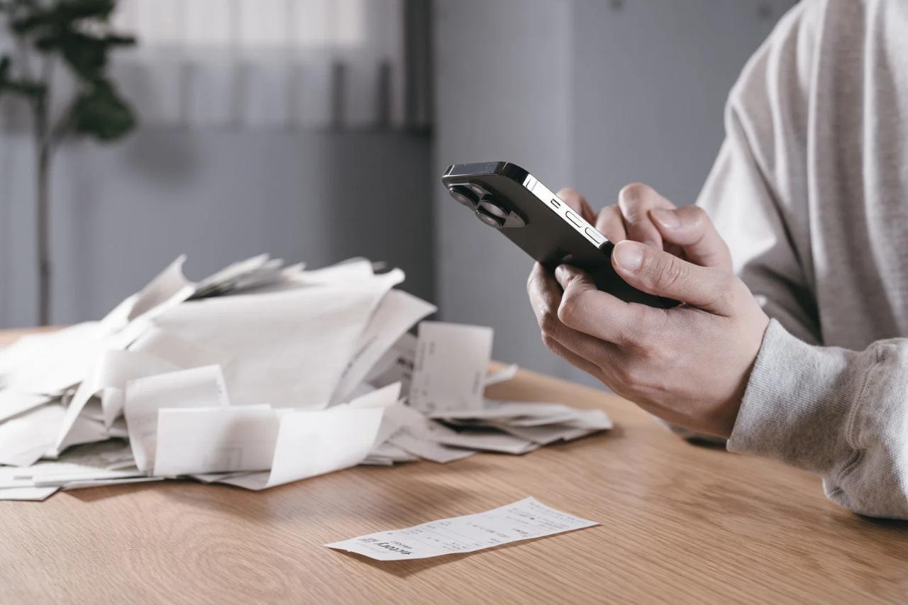 スマホを置いて読書や散歩に没頭するリラックスした人物
