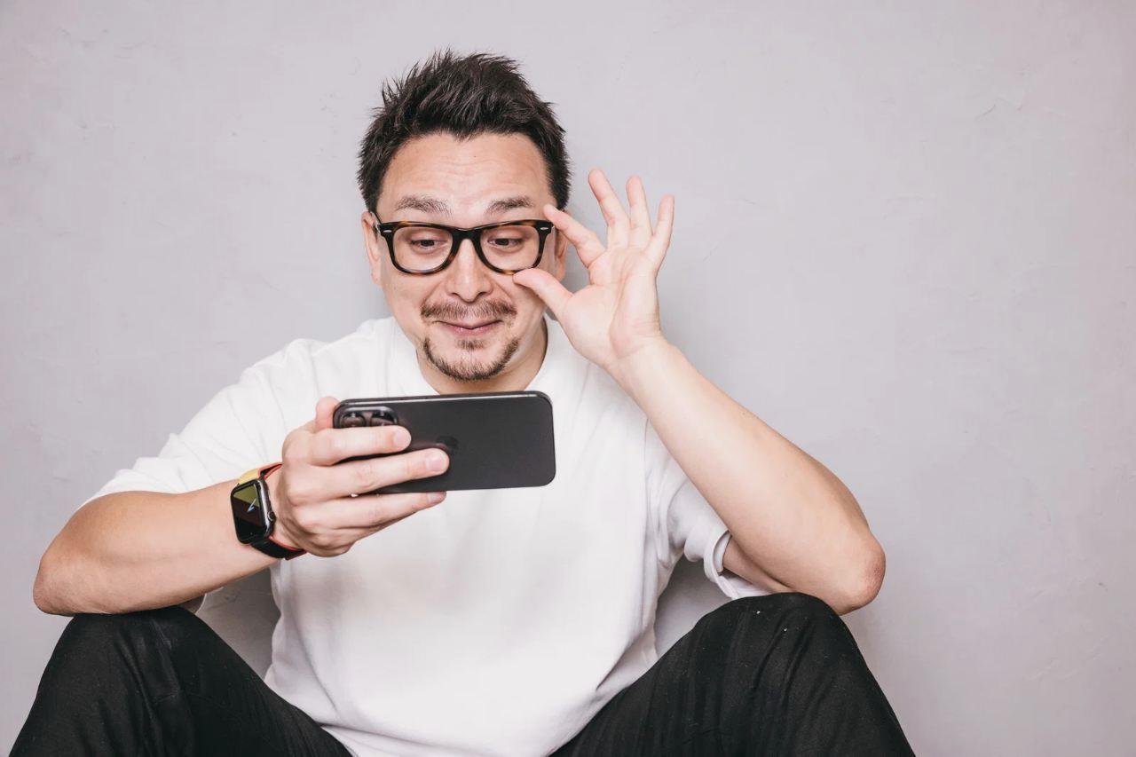スマホを持って笑顔で話す女性のイラストと、月3万円达成というテキストを組み合わせた画像