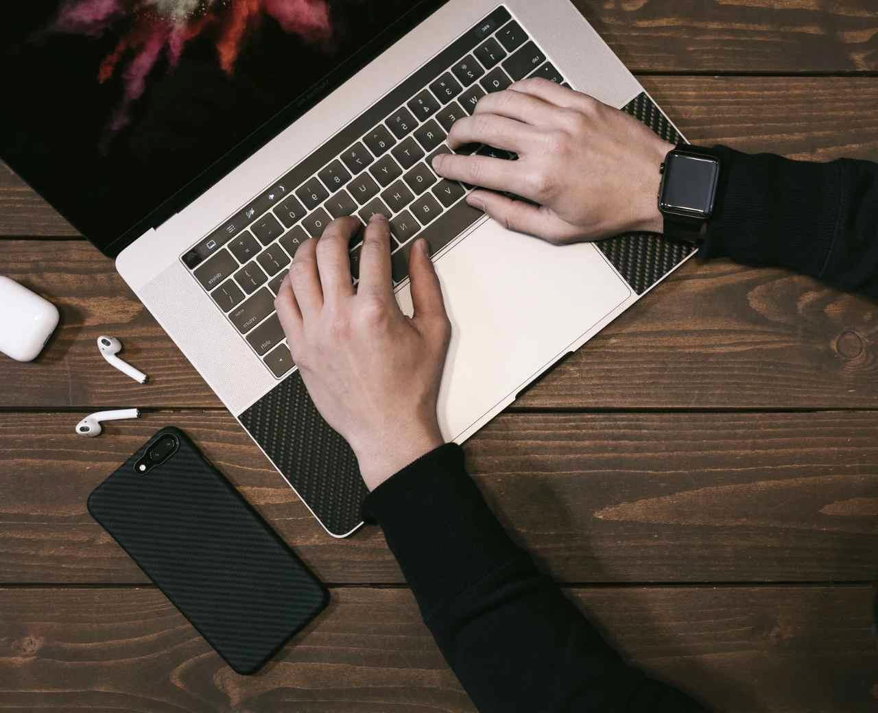 継続的に学びながら占い活動を続けるイメージ