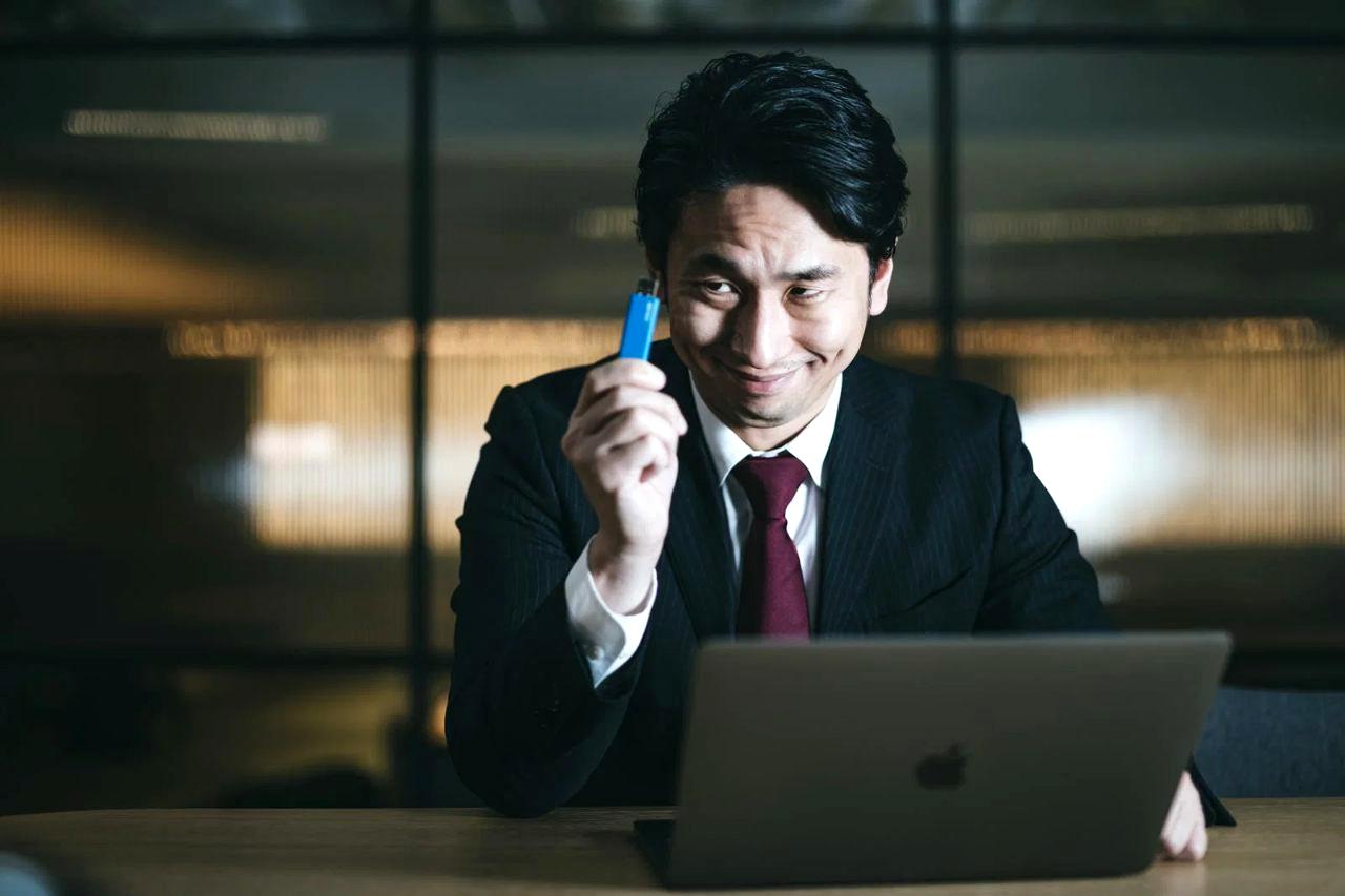 クライアントへ正確な進捗状況を伝えるメール作成中のパソコン画面