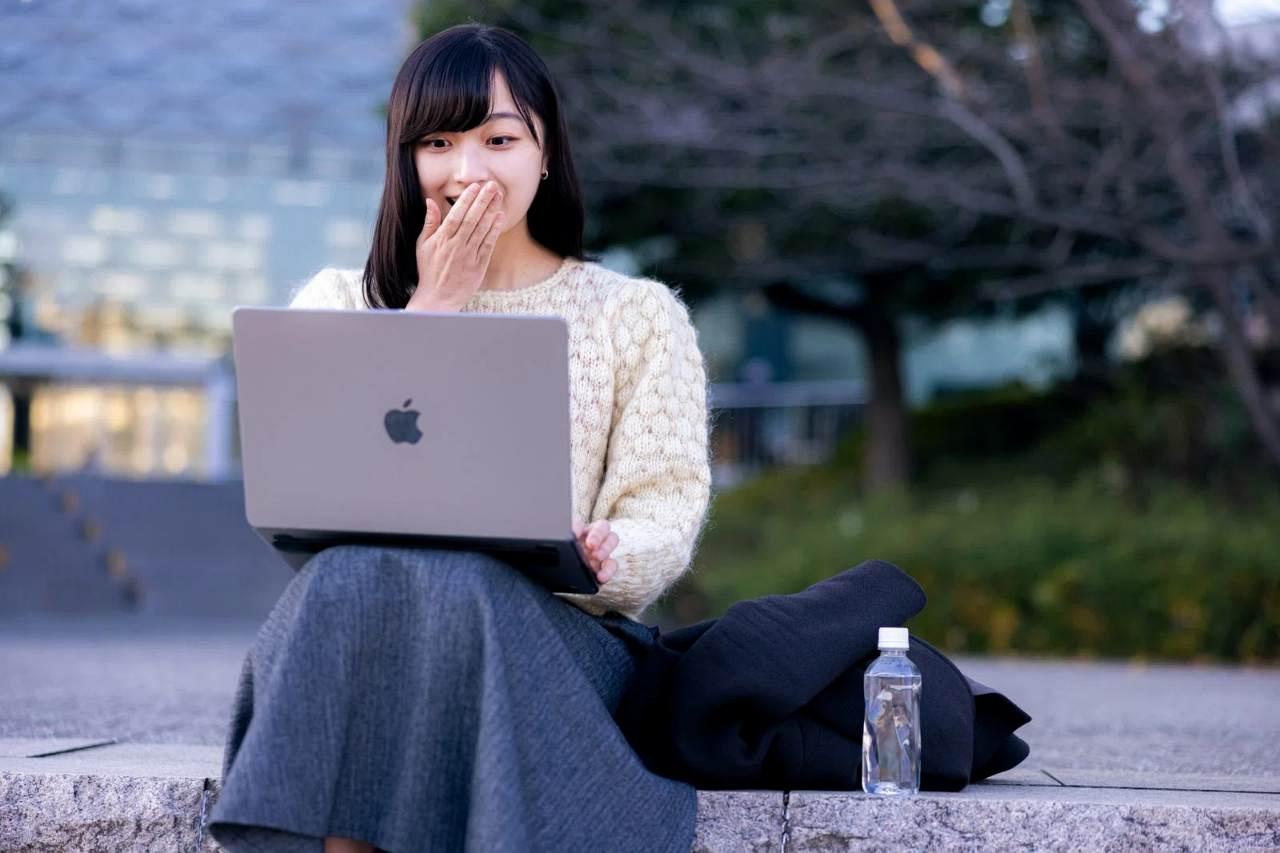 データ入力のスキルアップに向けてノートパソコンで学習する男性
