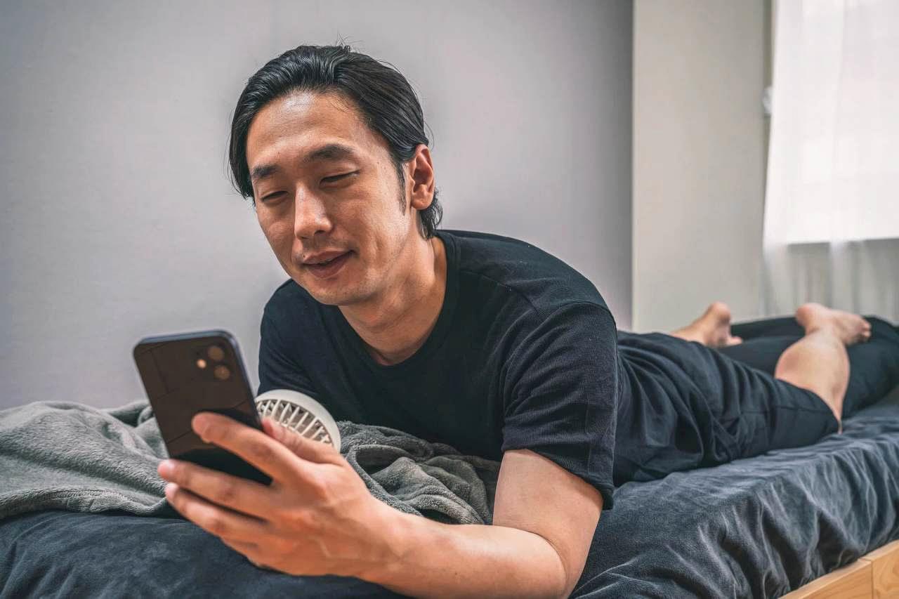 スマホでクライアントと円滑なチャットコミュニケーションをする様子