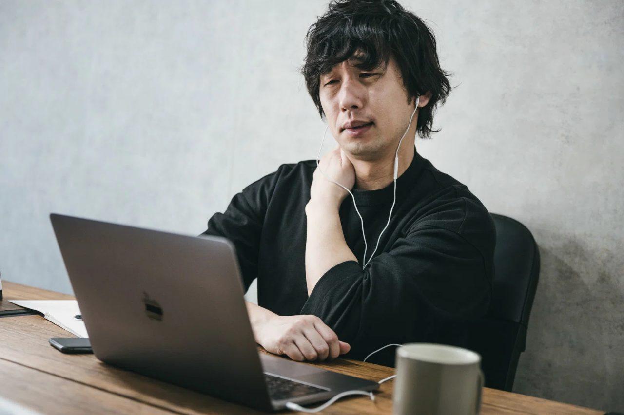 限られた時間で効率よくブログ運営を進める在宅ワークの様子