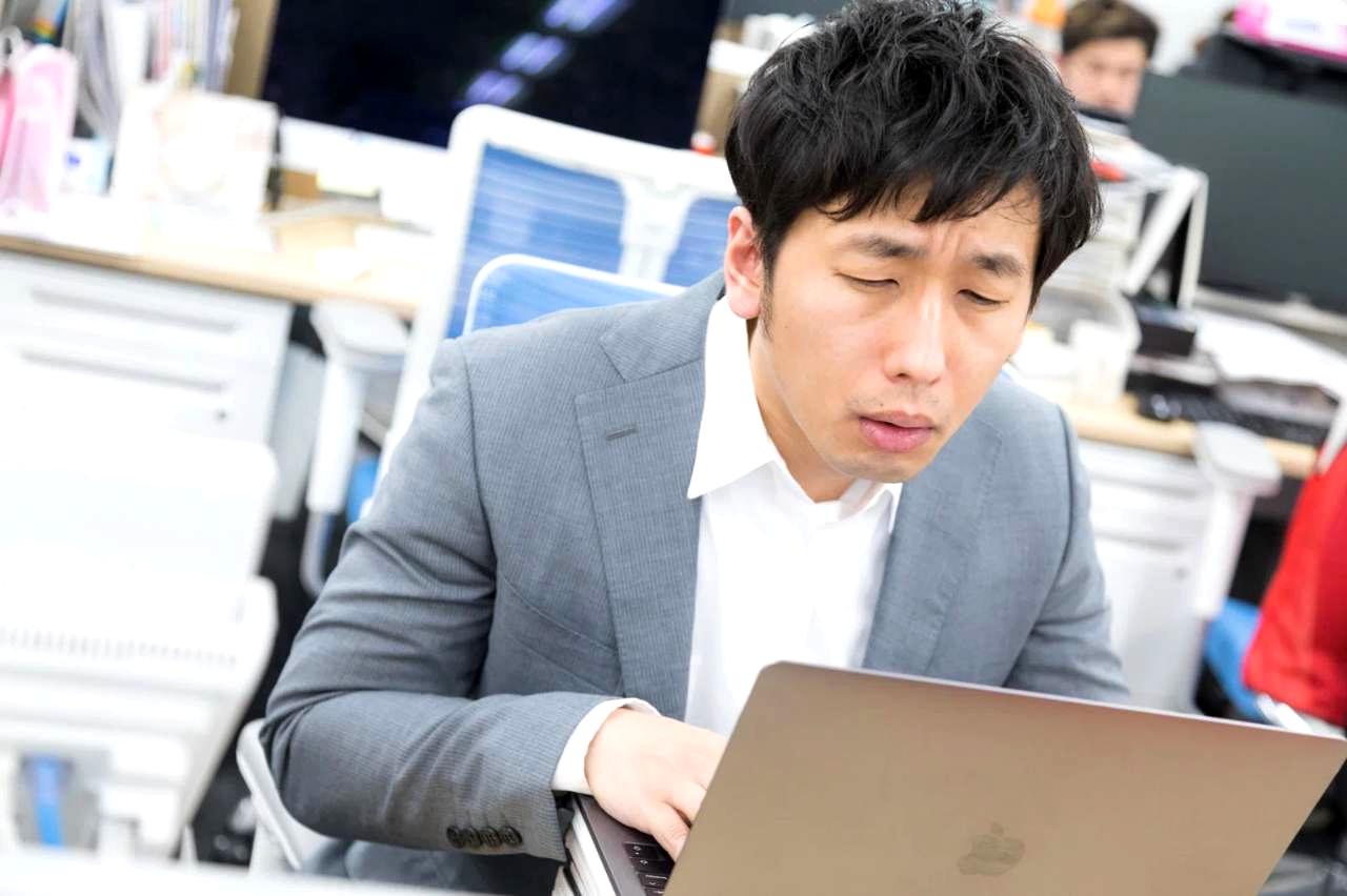 複数の継続データ入力案件をカレンダーで管理するフリーランス男性