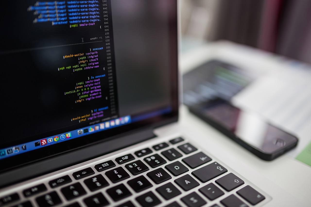 Webデザイナーがタスク管理ツールやカレンダーアプリを操作し、タスクの自動リマインダーや進捗可視化を設定している様子