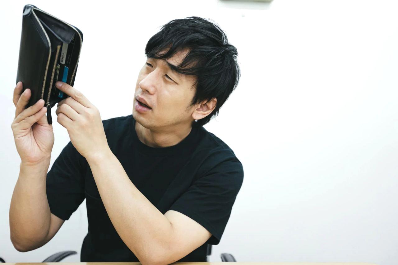 副業が会社にバレないよう住民税の納付方法を確認するビジネスパーソン