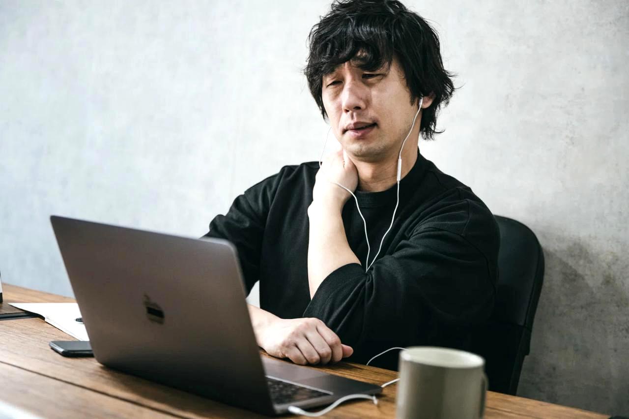 ウェブサイトの読み込み速度を測定するグラフとサーバーラックの写真