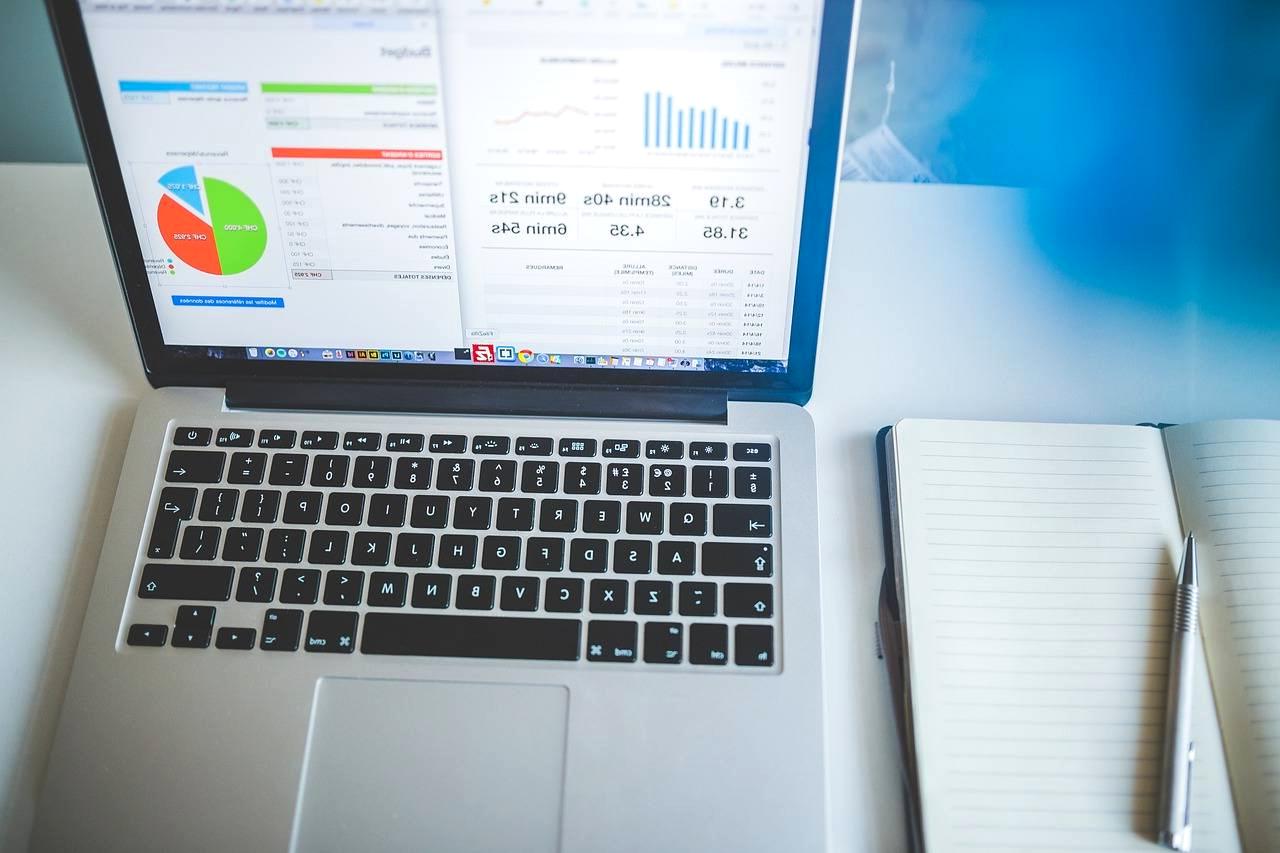 売れる内容にサービスを絞り込んで再設計している副業作業のイメージ