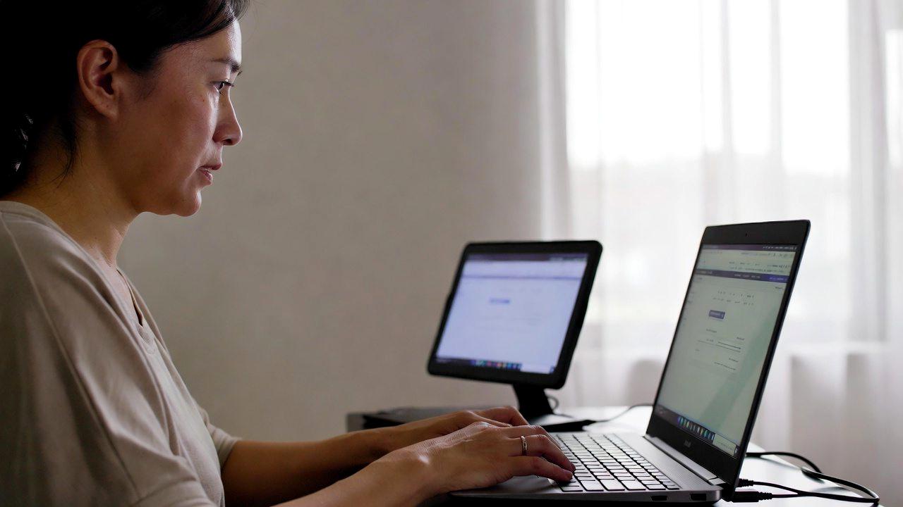 クライアントと動画編集者がホワイトボードを使いながら構成について打ち合わせしているシーン