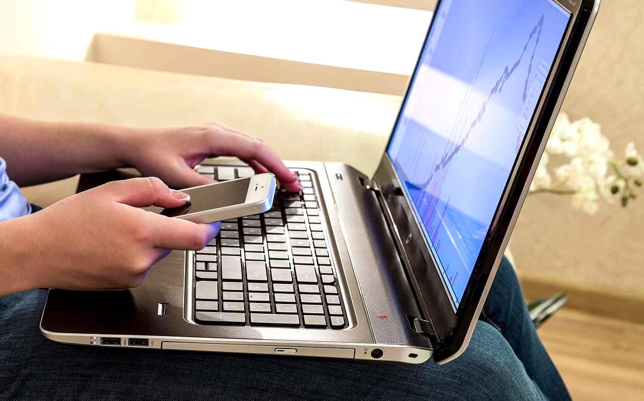 スマートフォンでThreadsの運用実績を見せるフリーランス