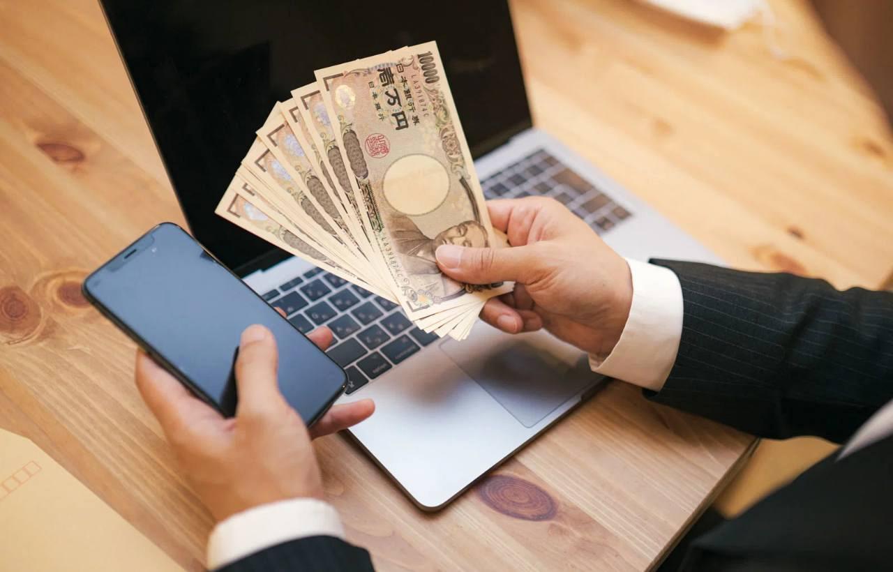 ポイ活で経費として計上できる支出例と、スマホで領収書を管理する実践テクニックのイメージ