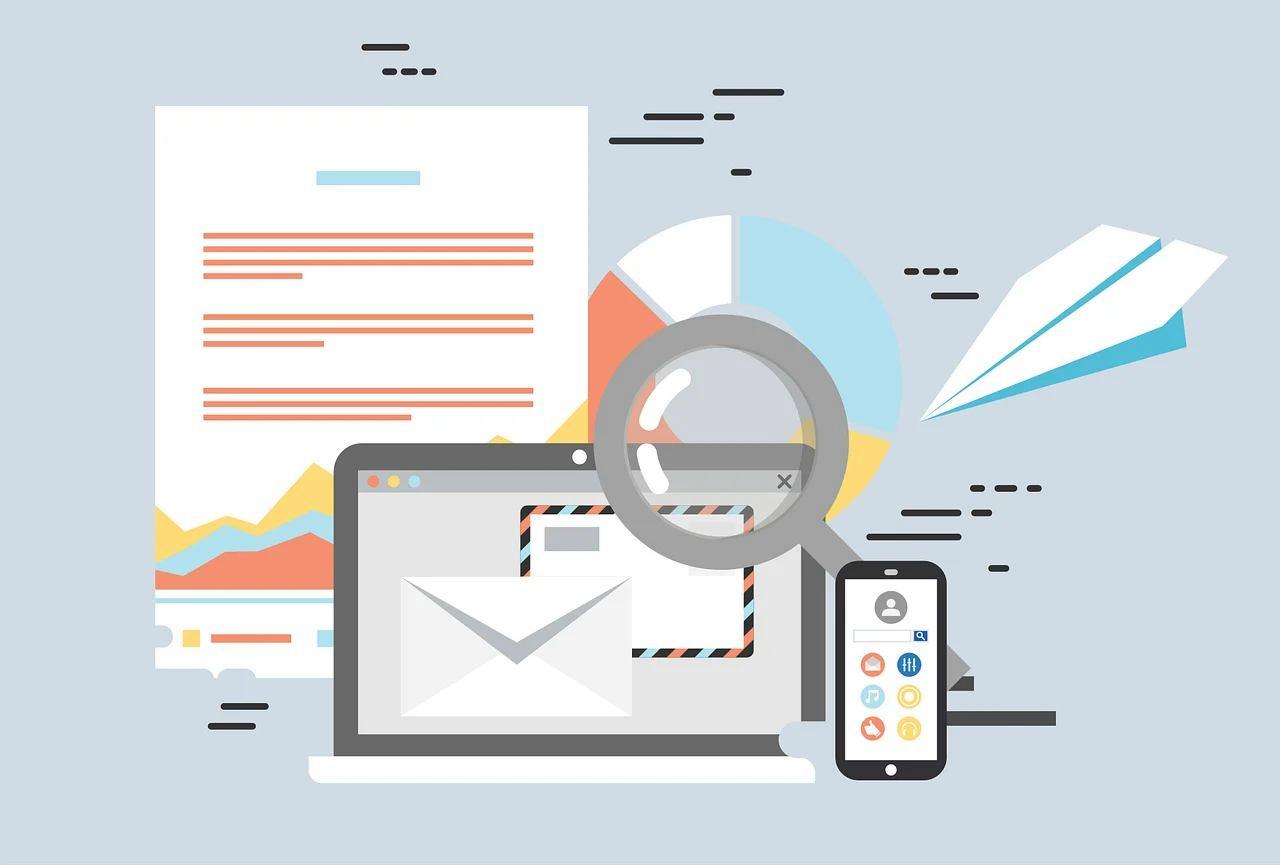 古い記事をリライトしながらインデックス構造を整理するブロガーの手元
