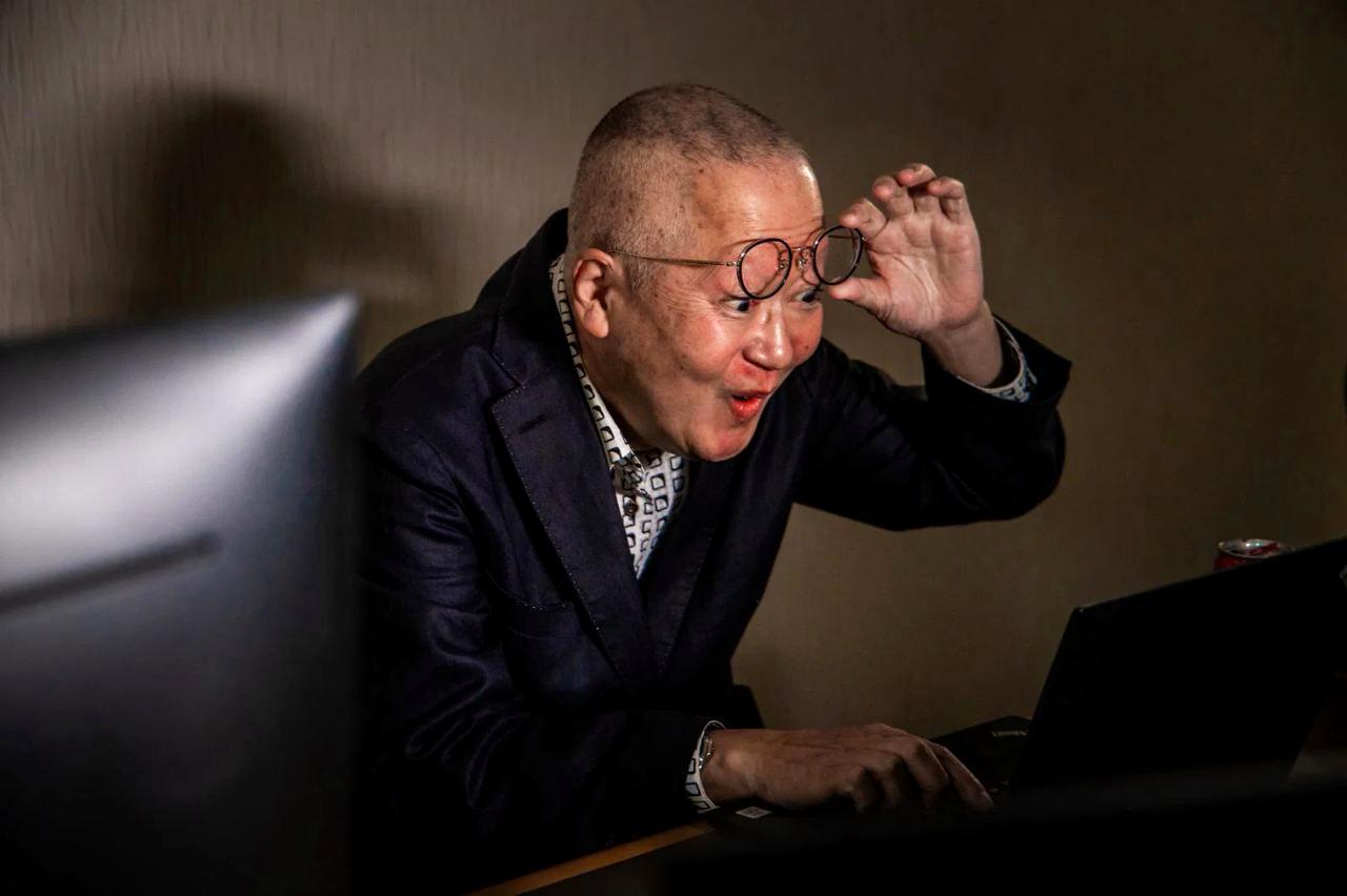 SEO対策の設定項目が並ぶWordPressの管理画面と、シンプルなLivedoorの設定パネルの比較図