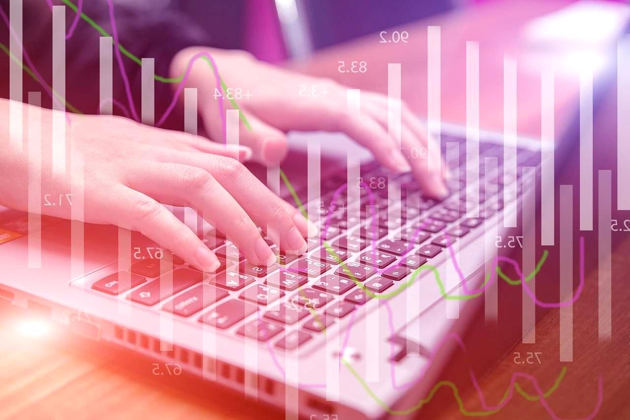 高単価タスクの一覧表と黄色い付箋でマークされた狙い目案件