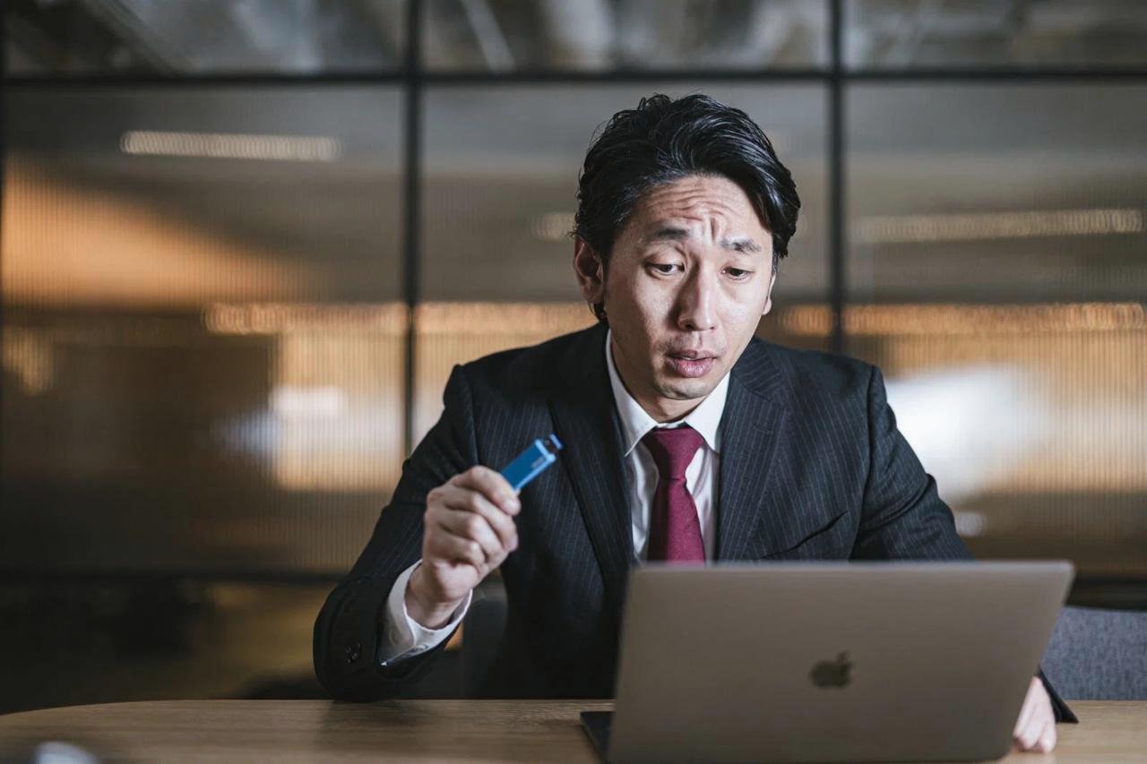 音声を聞きながらキーボードでタイピングしている手元のクローズアップ写真