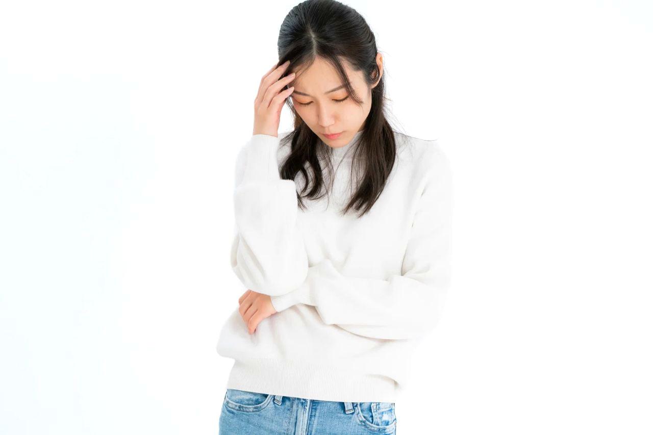 疲れながらも学習を継続しようとしている人物のイメージ