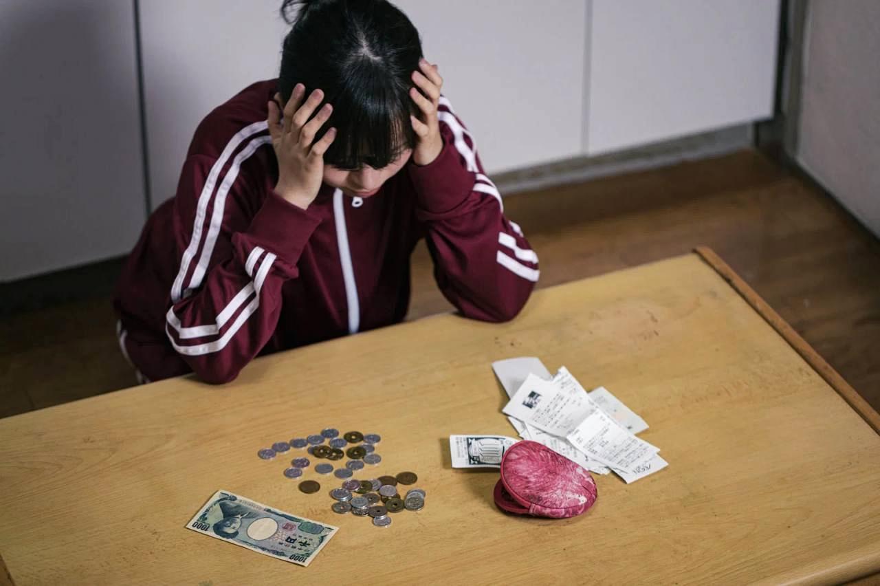 扶養控除申告書と電卓、アフィリエイト収入が家族の税金に与える影響を検討する図